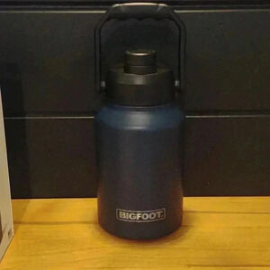 Bigfoot NEW IN BOX stainless steel navy blue half gallon drink‎ tank